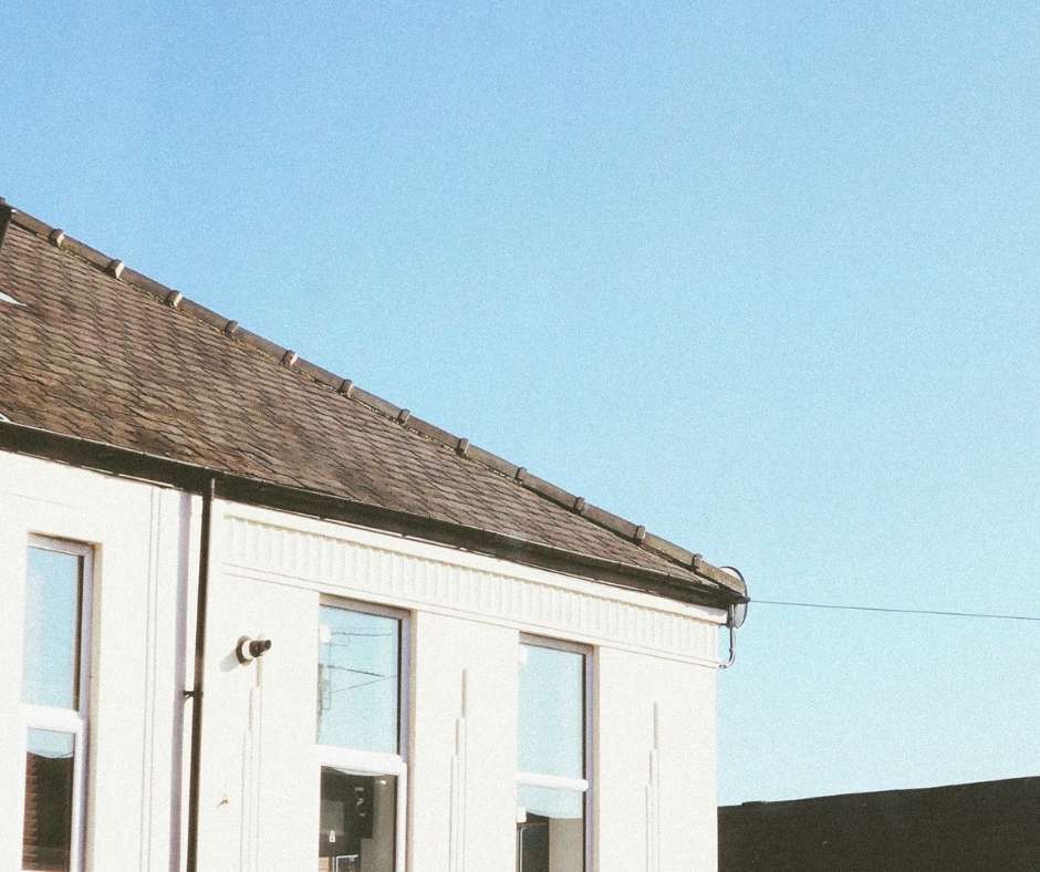 Photo d'une maison avec une toiture de bardeaux foncés